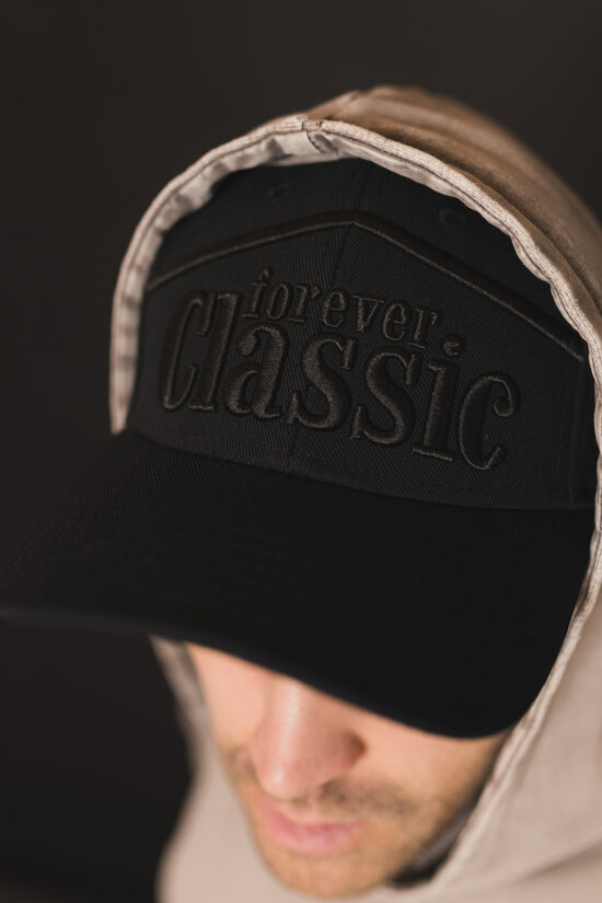 MELNA CEPURE AR NAGU